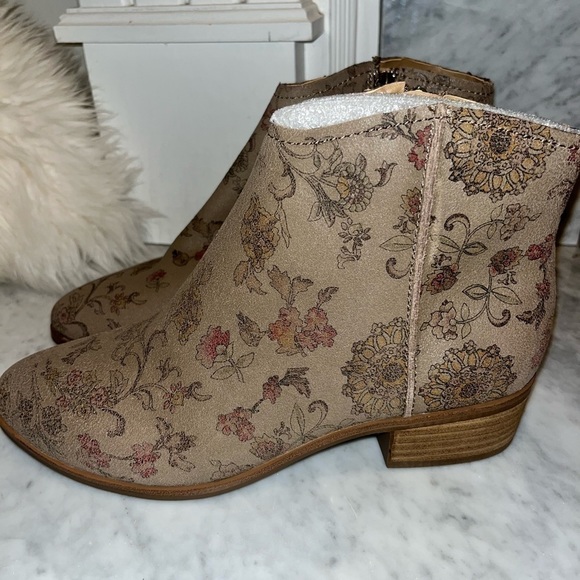 𝅺New! American Rag Floral Taupe Jolene Western Ankle Bootie - Picture 4 of 12